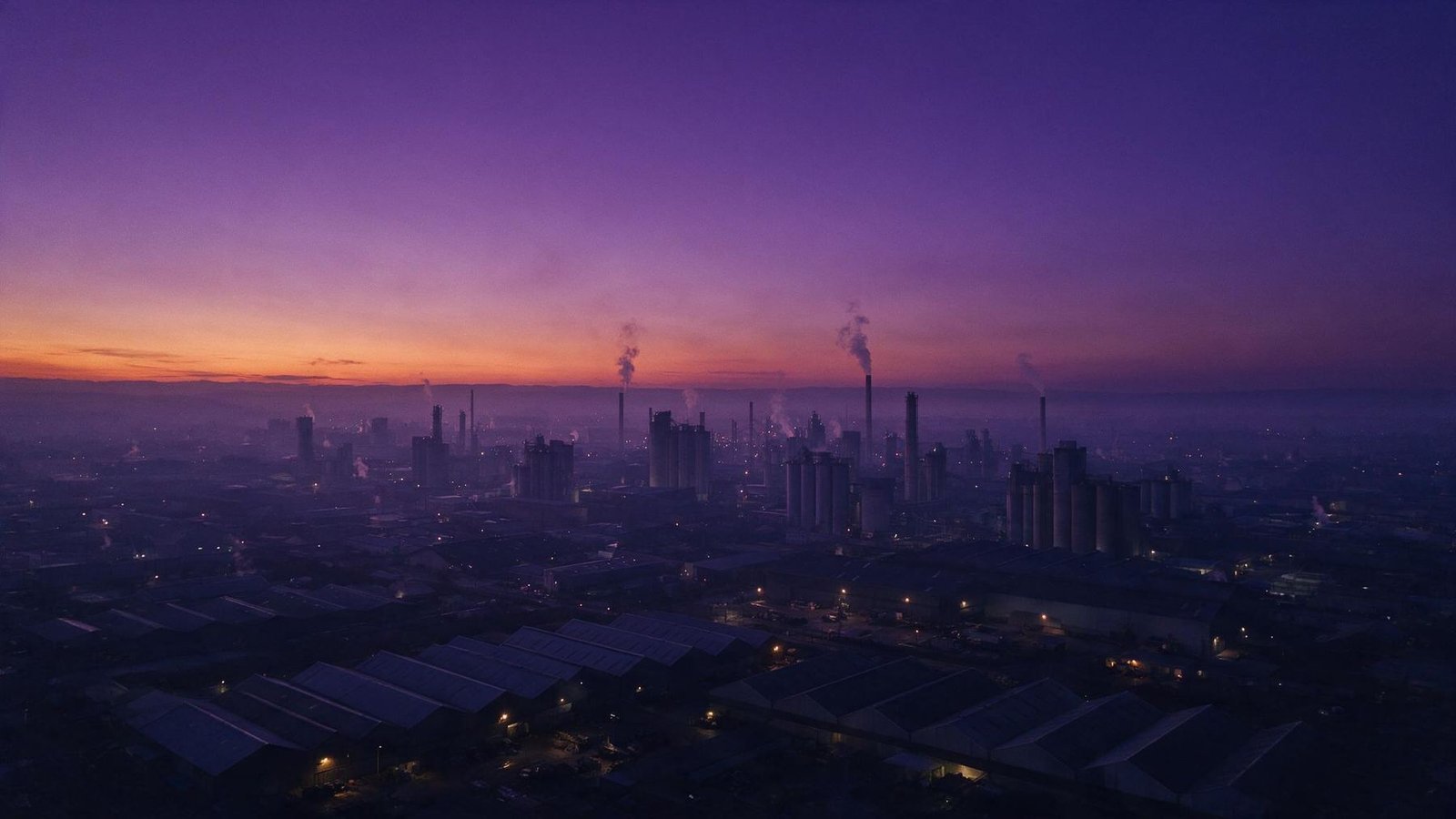 Vista aérea de um polo industrial ao entardecer, região onde a Universe Orbital implanta sistemas de automação